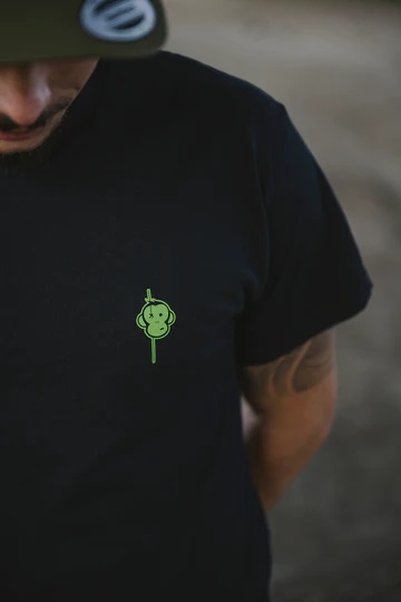 Monkey Climber- Kelly Green Minimal Tee Shirt Black- koszulka